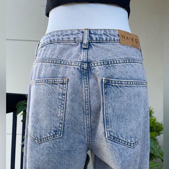 NA-KD FASHION MID-RISE WIDE LEG OVERSIZED JEANS WITH SLITS IN BLUE- PINK COLOR - Picture 5 of 17